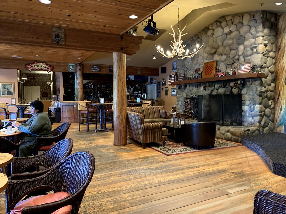 Join us in the Fireside Lounge tonight at 8 p.m. for live music by Sweet Leaf and a drink!

Can't make it tonight? Check our music schedule here: loom.ly/av92gvk