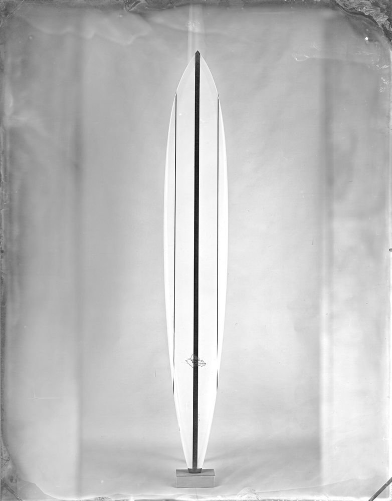 KLOMPCHING's tweet photo. For her series Surfboards, the photographer #JoniSternbach plucks surfboards out of their beachside context, and photographs them isolated and centered on plinths, in a space reminiscent of a portrait studio. #Fresh2019 #collectordaily #surfboards https://t.co/7QXrh7wt37