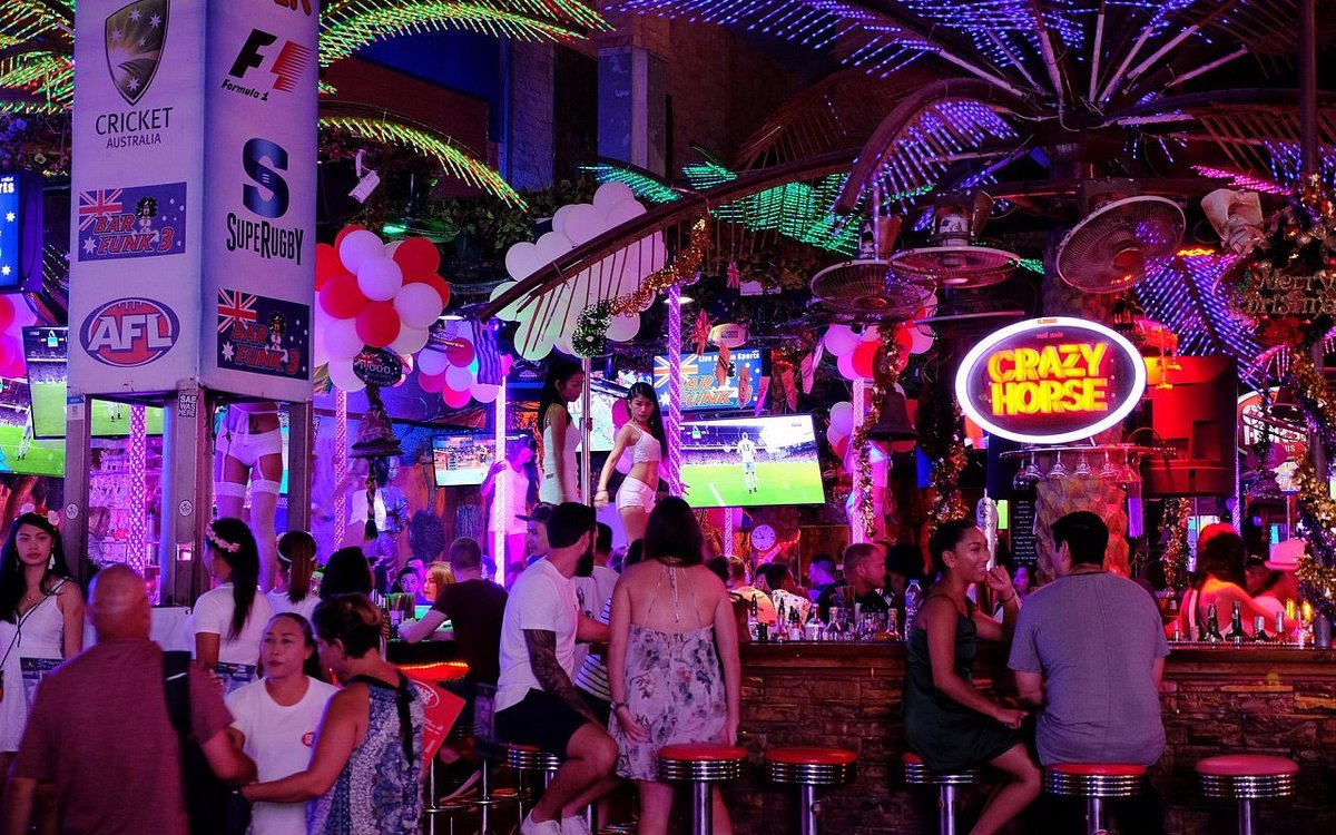 Пхукет улица бангла роуд. Пхукет таиланд патонг бангла роуд. Патонг улица развлечений. Тайланд пхукет улица бангла роуд. Бангла роуд пхукет сейчас.