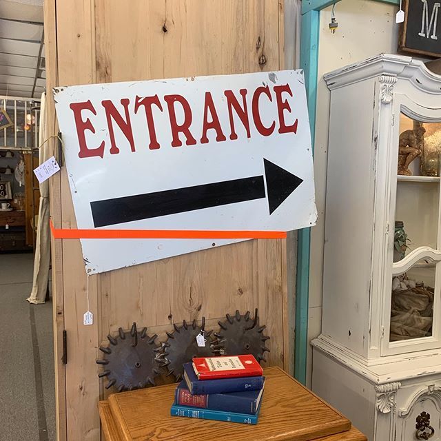 MwMerchant's tweet photo. $50 Entrance sign w arrow 24x36 available at @rustandrosesabilenetx #metal #enter #entrance #vintage #vintageshop #mwmerchantabilenetexas #texas #abilenetexas #industrial https://t.co/BmBQFcYeEe