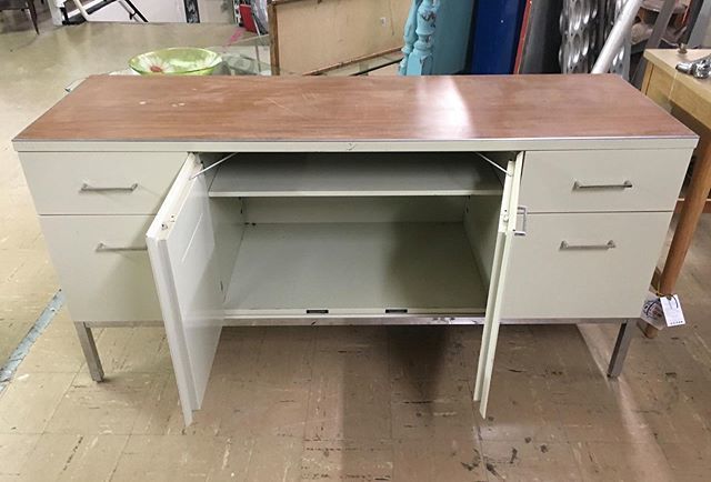 MwMerchant's tweet photo. Available now @rustandrosesabilenetx ! $125 Metal Work Desk
60 inches long 20 inches wide 29 inches tall #gorgeous #custom #furniturepaint #mwmerchantabilenetexas #DIY
#smalloffice #industrial #smallspace #workshop #desk 
#Furniture 
#Antiques
#paintedfurniture 
#Refurbished… https://t.co/elk7bC7IsP