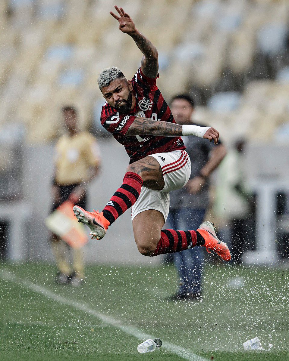 gabigol's tweet photo. Que vitória! ➕3️⃣
Que clássico! 💪🏽

Isso é Flamengo! ❤️🖤

📸 André Mourão https://t.co/3dGvndGC5n