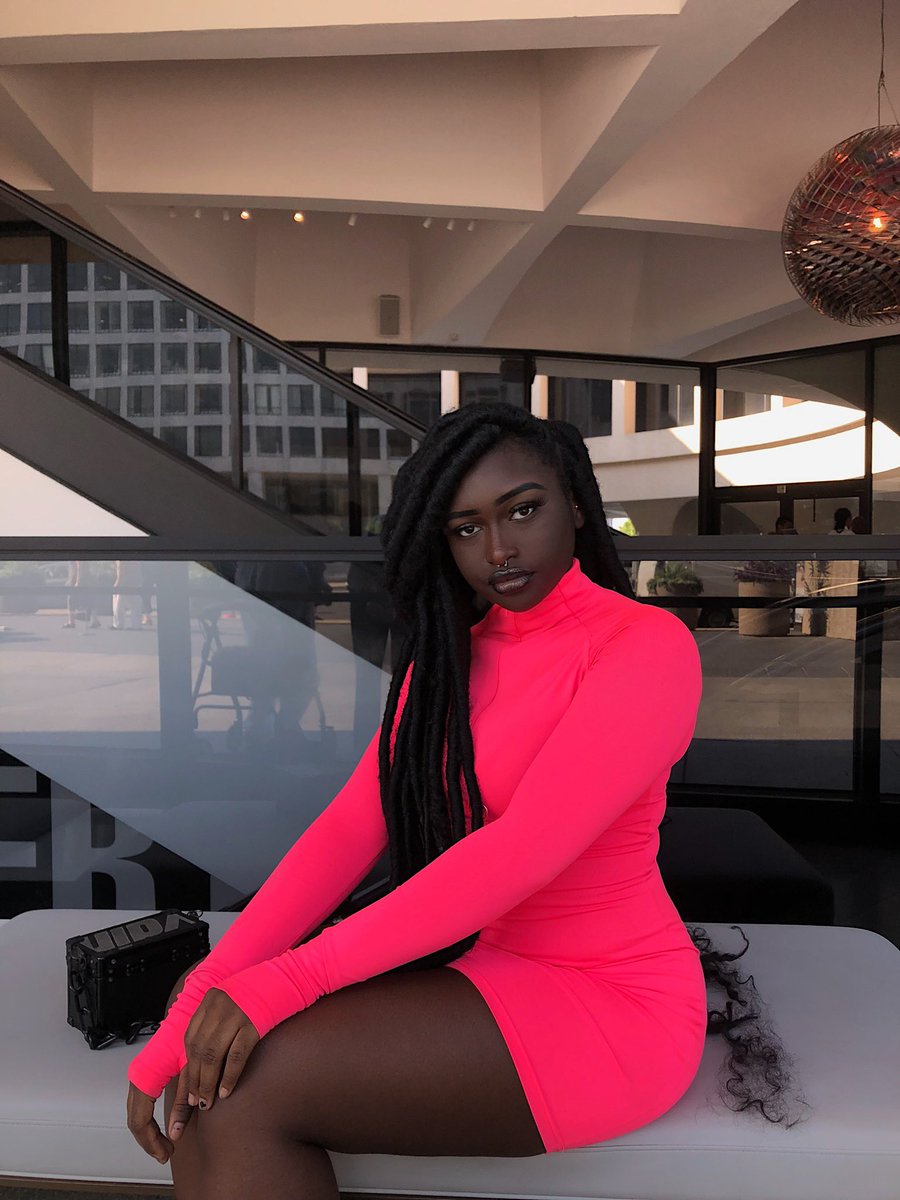 stephxkou's tweet photo. whole lotta neon https://t.co/QYmge1dcW5