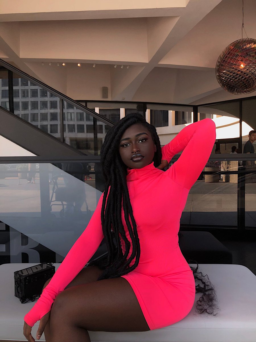stephxkou's tweet photo. whole lotta neon https://t.co/QYmge1dcW5