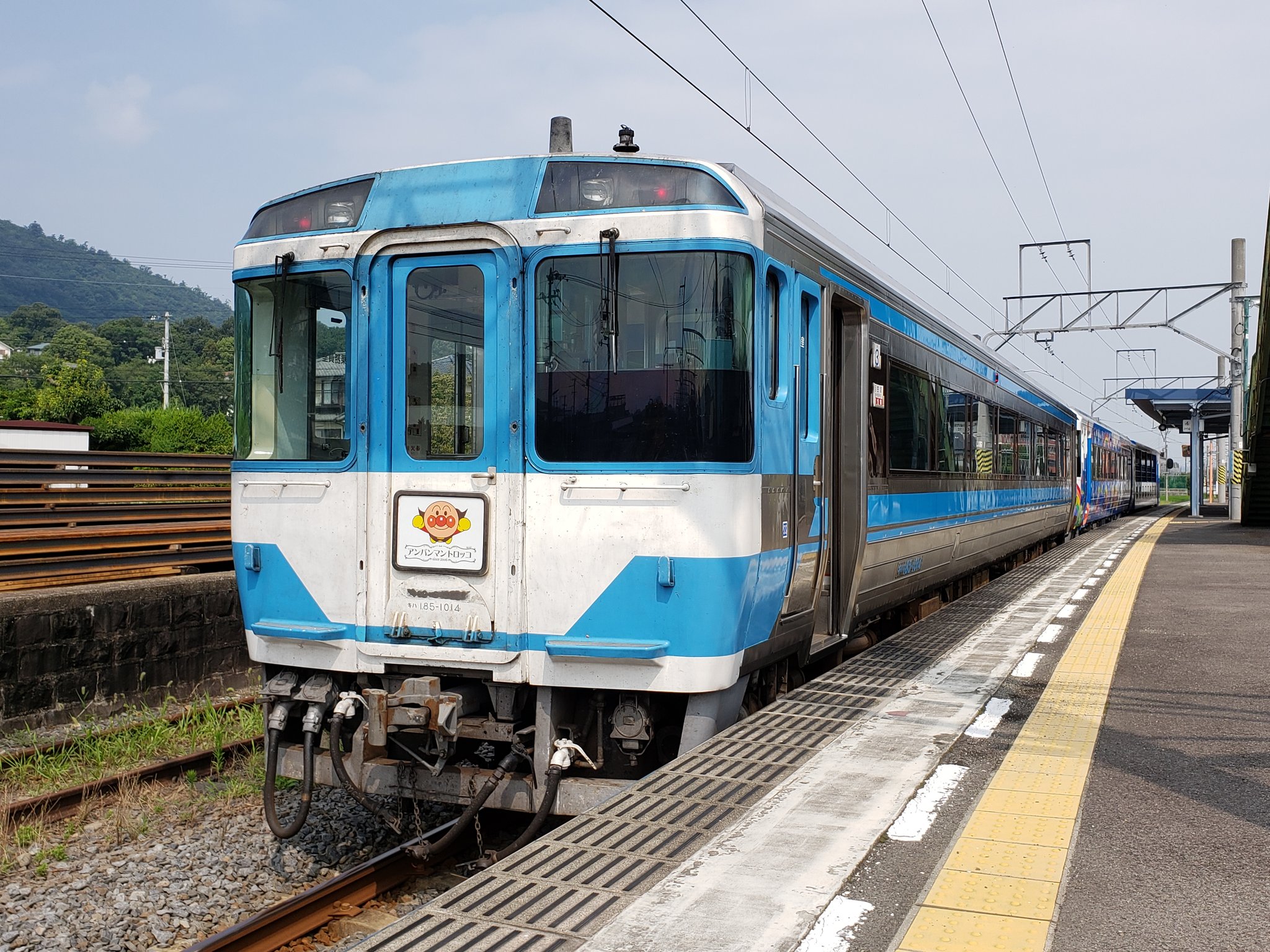 ぷにぷに 続き 鴨川で先行のマリンライナーが 高松で車両確認とかで10分遅れ 後続のうずしおと2列車待避となる 児島で南風 うずしお マリンライナーの2列車待避 遅れのため発車順序入れ換え 児島から先 Jr西の車掌さんは2号車に乗車と放送