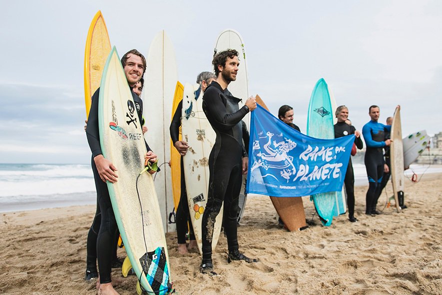 Surfrider CôteBasque (@surfriderbasque) on Twitter photo Depuis octobre 2018, tous les mois, des surfeurs manifestent pour le climat. Ils seront à Biarritz pour le G7.
Ça vous intéresse <a href="/juliabeurq/">Julia Beurq</a> <a href="/laurefillon/">Laure Fillon</a> <a href="/garriguesa/">Arnaud Garrigues</a> <a href="/luneaus/">Sylvie LUNEAU</a> <a href="/israelscience/">Israel Science Info</a> <a href="/o_descamps/">Olivier Descamps</a> <a href="/csaisset/">célia Saïsset</a> <a href="/richardvarrault/">Richard Varrault</a> <a href="/EncoreTemps_/">Ilestencoretemps</a> <a href="/onestpret/">On Est Prêt</a> <a href="/laffairedusiecl/">L'Affaire du Siècle</a> ? Depuis octobre 2018, tous les mois, des surfeurs manifestent pour le climat. Ils seront à Biarritz pour le G7.
Ça vous intéresse <a href="/juliabeurq/">Julia Beurq</a> <a href="/laurefillon/">Laure Fillon</a> <a href="/garriguesa/">Arnaud Garrigues</a> <a href="/luneaus/">Sylvie LUNEAU</a> <a href="/israelscience/">Israel Science Info</a> <a href="/o_descamps/">Olivier Descamps</a> <a href="/csaisset/">célia Saïsset</a> <a href="/richardvarrault/">Richard Varrault</a> <a href="/EncoreTemps_/">Ilestencoretemps</a> <a href="/onestpret/">On Est Prêt</a> <a href="/laffairedusiecl/">L'Affaire du Siècle</a> ?