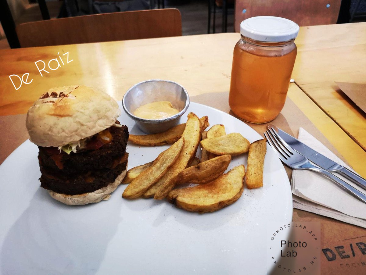 MarceRozoCousin's tweet photo. De Raíz: el ambiente ofrecido es cómodo y otorga un experiencia relajante, el plato solicitado fue la Hamburguesa de Raíz, lo que resalta y hace unica a esta alternativa sudable es el sabor de la proteína, no sólo imita sino supera el sabor de la carne, realmente deliciosa. https://t.co/me9TOK6cXn