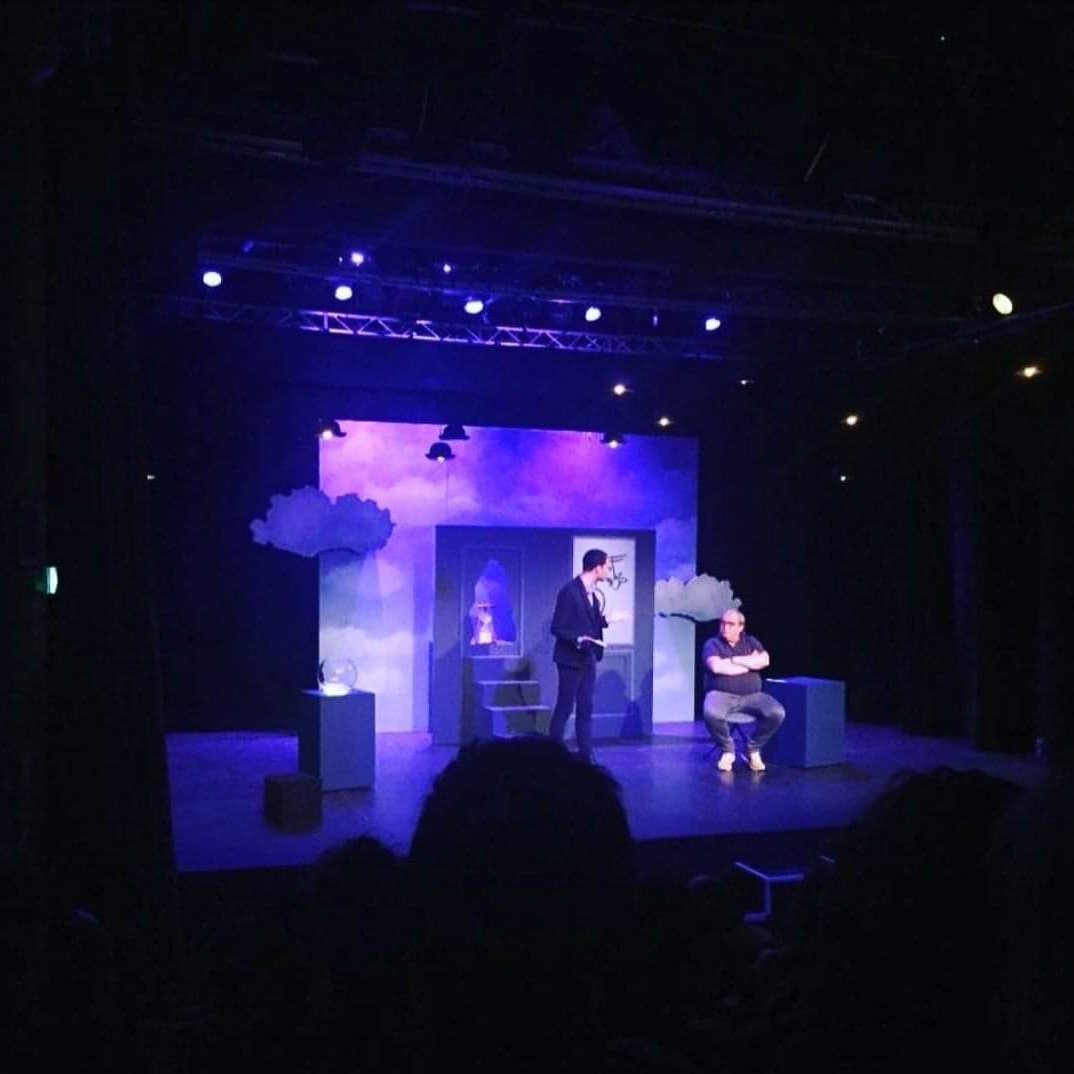 remilarrousse's tweet photo. 🎭 Anecdote du week-end: quand ton ancien prof de Prépa de 2003 vient voir par hasard ton #spectacle à #Avignon... Et que tu le fais monter sur #scène pour lire dans ses #pensées! Merci Eric Cobast d'être venu! #festivaldavignon #avignonleoff #off2019 #off19 #theatre #mentaliste https://t.co/aiJhEqLFdq