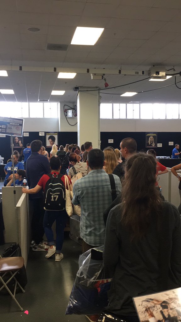 SmoldyKStew's tweet photo. “Ladies and gentlemen, blah blah blah, your event is now closed” 

- Nope, #IanSomerhalder is still signing autographs 😂

#LFCC https://t.co/gtSNQ0PPGF