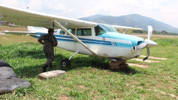 DolarToday's tweet photo. QUÉ BELLEZA!! Al menos siete pistas de aterrizaje para narcoaviones han sido construidas en la frontera zuliana https://t.co/kpf8O04cCC https://t.co/OKaXp3Grut