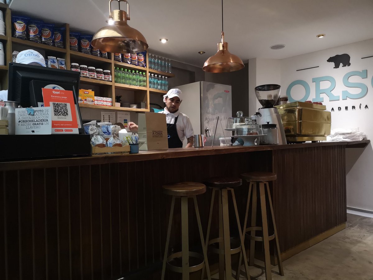 MarceRozoCousin's tweet photo. @OrsoHeladeria el lugar indicado para experimentar un momento dulce, exquisito chocolate! aunque sus productos de panadería tienen aspectos por mejorar https://t.co/R8W763RcBy