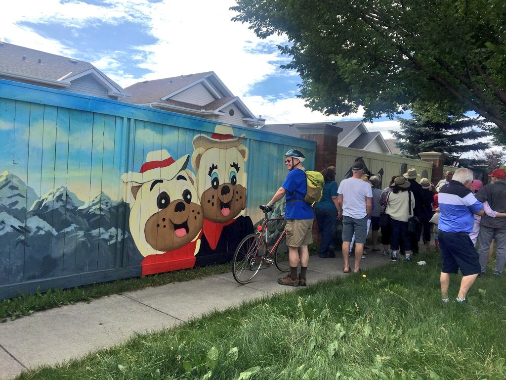 ChinookCHS's tweet photo. Beautiful morning for the story of the Northern Hills Mural, the longest mural in Canada and an artistic representation of #Calgary's history! #HistoricCalgaryWeek #HCWYYC #YYCArt https://t.co/EJHBrkO2ma