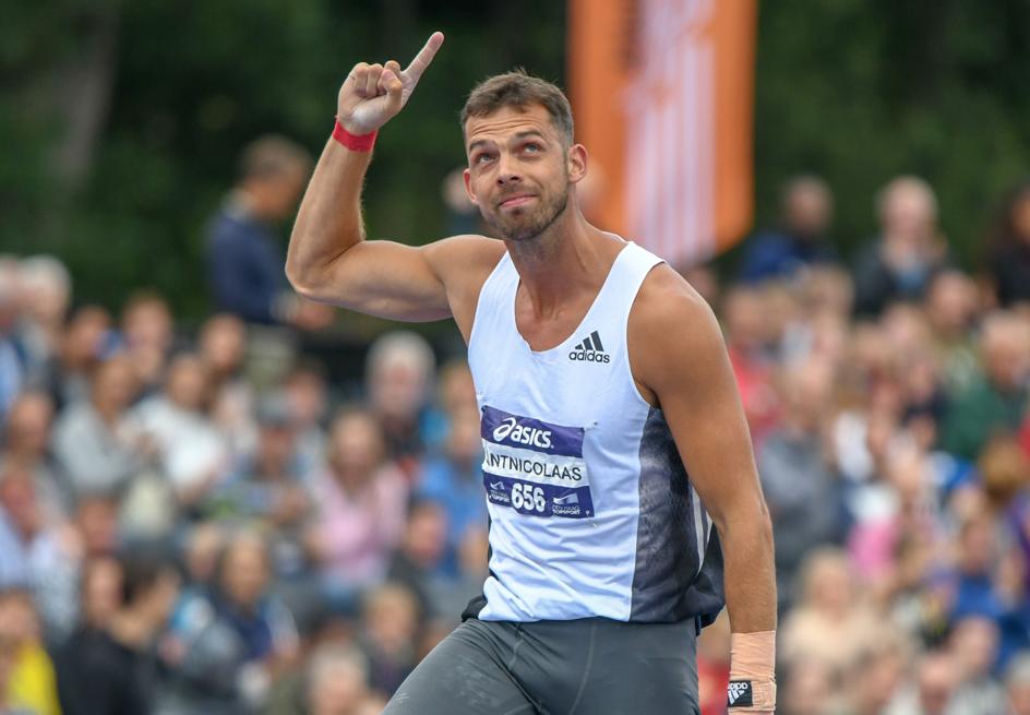 Atletiekunie's tweet photo. 👏 | En de laatste Nederlands Kampioen van het weekend heeft zijn medaille ook in ontvangst mogen nemen. Eelco Sintnicolaas wint met 7679 punten het goud. Zilver is er voor Martijn Hoogewerf en het brons gaat naar Steven Eleonora! #NKAtletiek https://t.co/Ghy9wBQjKj