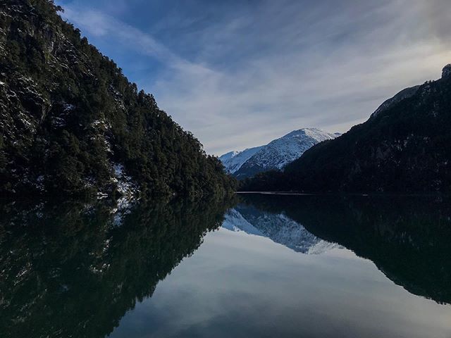 viajeydescubra's tweet photo. Navegar es una de las experiencias más alucinantes. Y si hay una travesía que me alucina es el @cruceandino 🇦🇷🚢🇨🇱.
.
Salimos desde #Bariloche con destino final #PuertoVaras, cruzando los andes y llegando a Chile luego de una travesía de todo el día, … https://t.co/cztNeiVJta https://t.co/4TkBRJUcdy