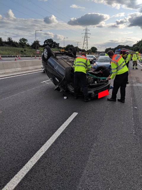 tvprp's tweet photo. #Maidenhead #M4 junction 10 - 8/9. Two vehicle RTC, one overturned. Incredibly non injury. M4 down to one lane, delays. Hopefully reopen in next 25 mins. #P640Ingram #P7892Taylor #TTCShift #TRCShift https://t.co/VL9docP1hS