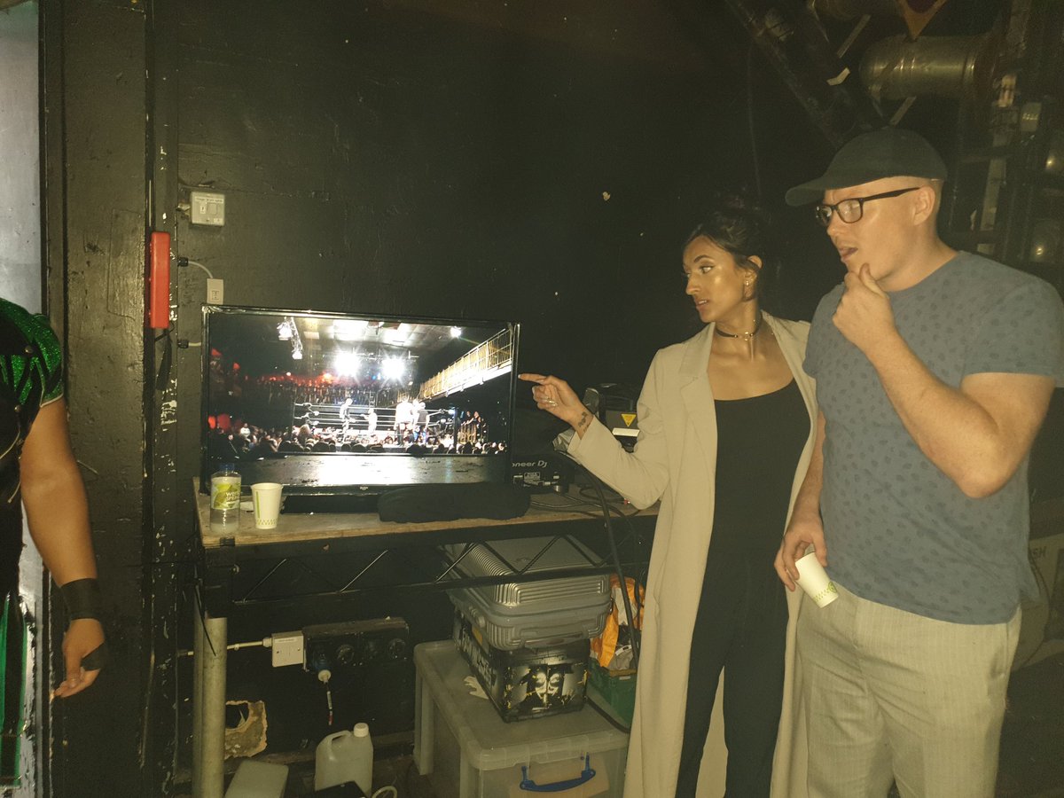 imsomunny's tweet image. Somehow weaseled my way backstage at @ThisIs_Progress.

@JinnyCouture is teaching me how to watch matches in the @NXTUK style.

#Chapter93 #CheerUpJuice