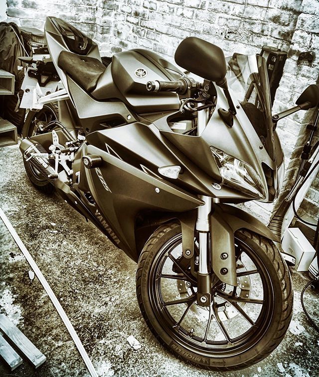 kasztaniaq's tweet photo. Well hello beautiful 😍 Meet Rizs, my new girl 🏍✨#yamaha #yamahayzfr125 #Rizs #mynewgirl #125cc https://t.co/ZvRoRGwhB3 https://t.co/gSAnuU3g6Y