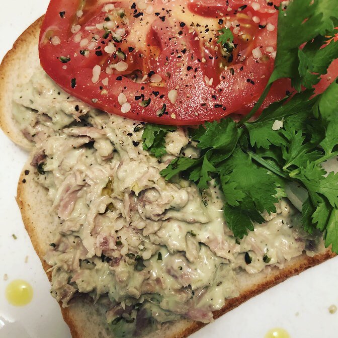 Chynableu's tweet photo. Healthy food. Tuna/ avocado salad with hemp heart seeds on egg bread and a dash of blood orange infused olive oil 💛 #spafood https://t.co/L1mUup8M6n