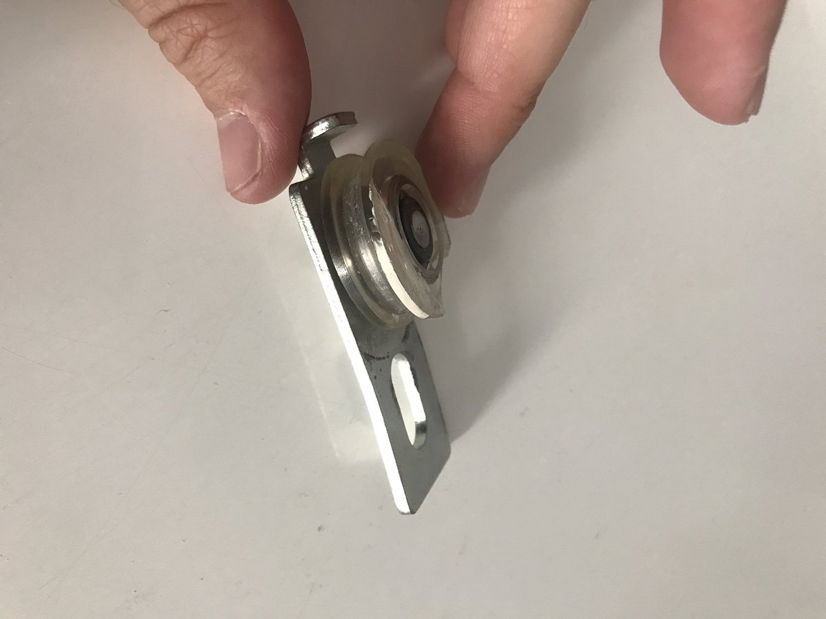 saschem's tweet photo. @bricozor Bonjour ! Je cherche désespérément cette pièce pour remplacement sur porte coulissante... avez-vous ça en stock ? https://t.co/FH86YuQgNh