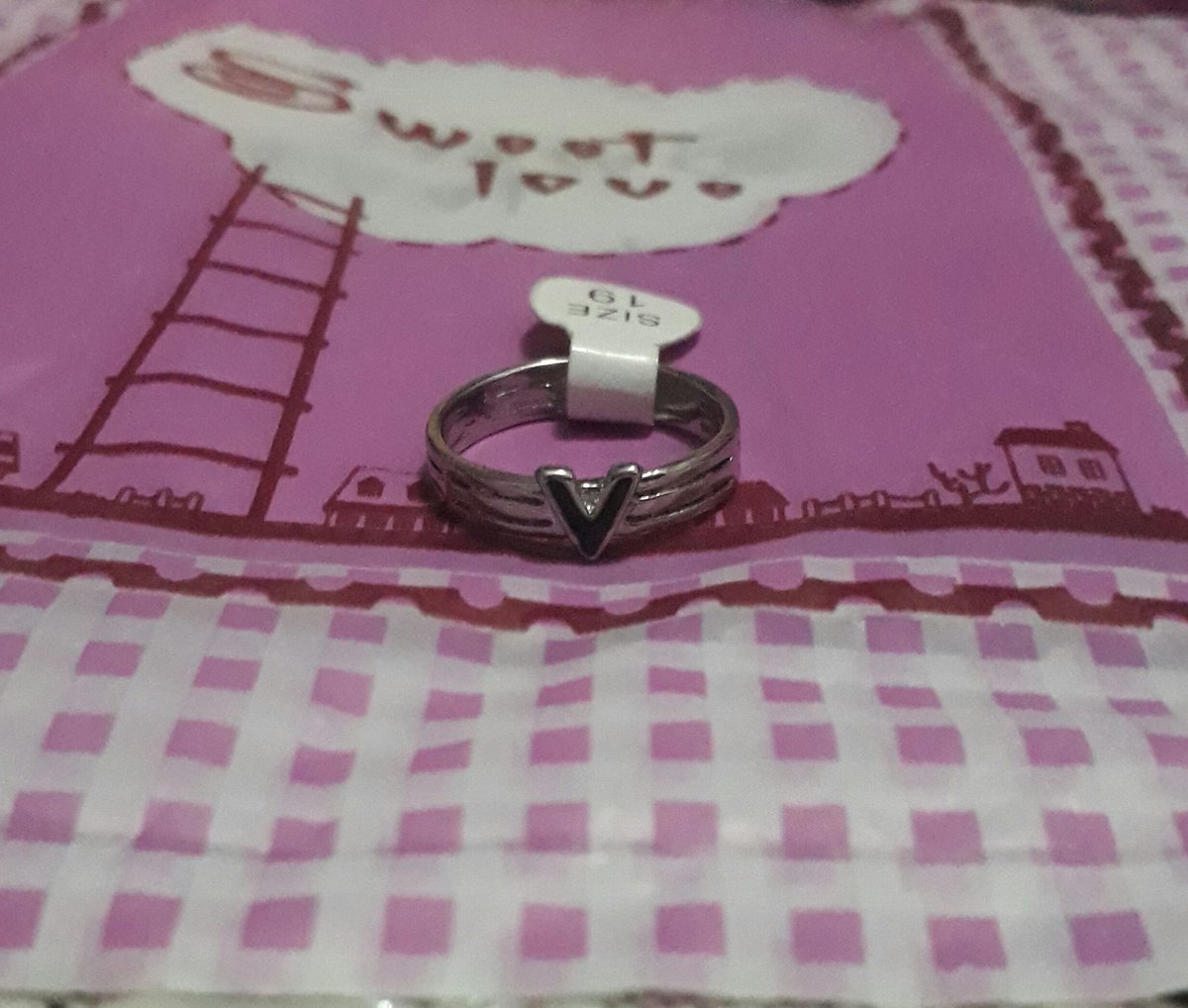 لقيت اليوم بالسوق خاتم على شكل حرف V😁💜