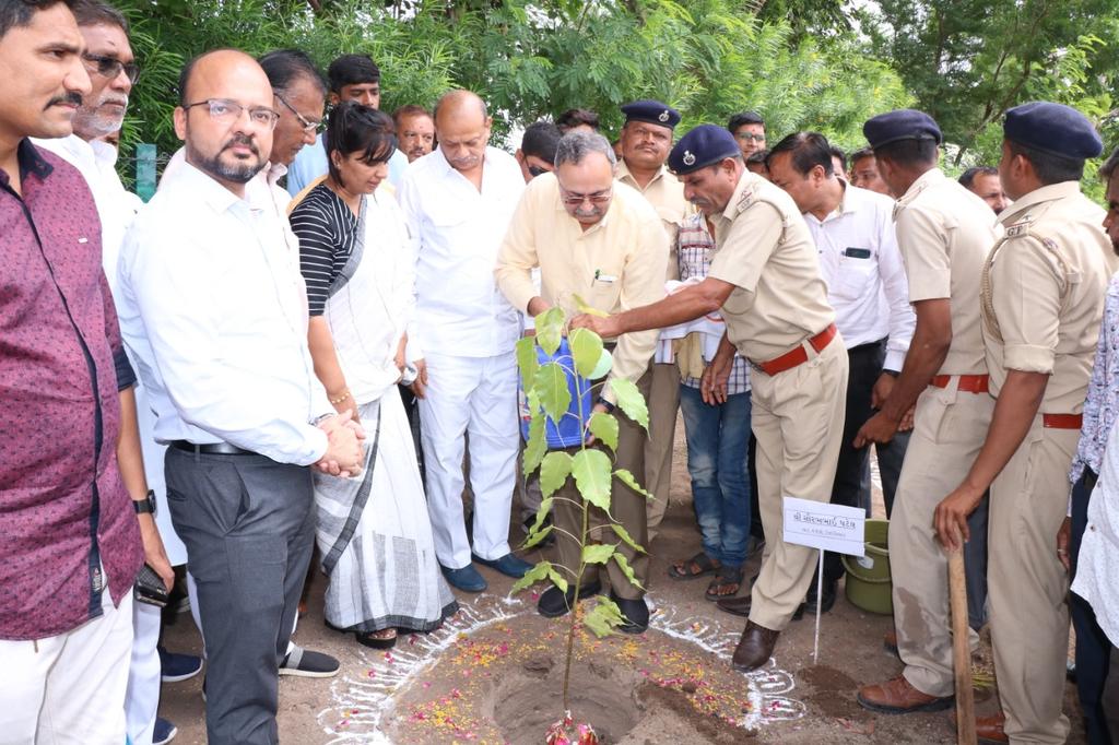 DDOBOTAD's tweet photo. માન મંત્રી શ્રી સૌરભભાઈ પટેલ સાહેબ અને શ્રી જયદ્રથ સિંહજી પરમાર સાહેબ ની ઉપસ્થિતિ માં મિશન ગ્રીન બોટાદ અંતર્ગત પીપળ વન - ઓક્સિજન પાર્ક નિર્��ાણ કાર્યક્ર્મ અંતર્ગત ૫૦૦ થી વધારે પીપળ વૃક્ષારોપણ. https://t.co/VuN8KvFevg