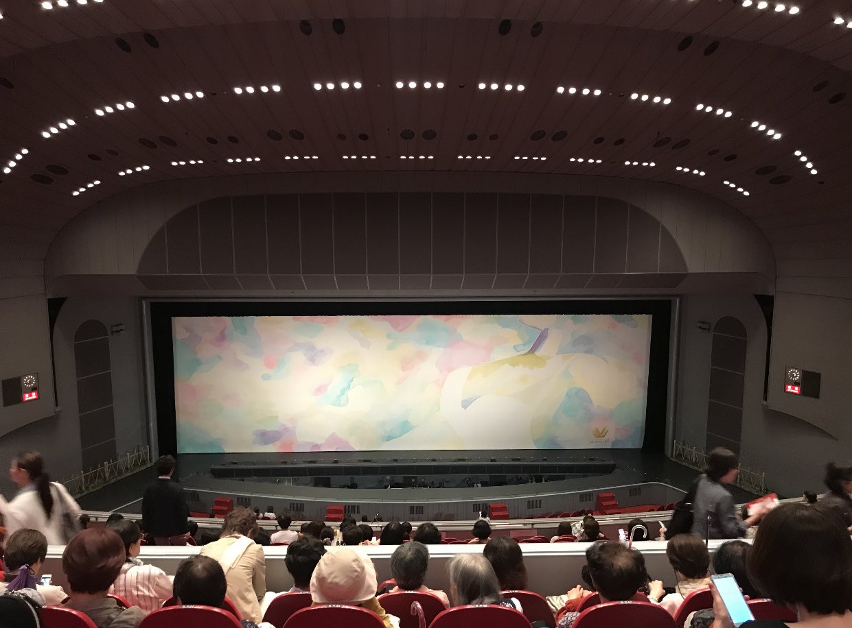 にゃろ姉 Tlに宝塚の緞帳についてつぶやきが 自分のカメラロールを確認したら ワコールの緞帳に白いブラジャーが ﾟdﾟ 初めて気付いた T Co Zfs3ksiptf Twitter