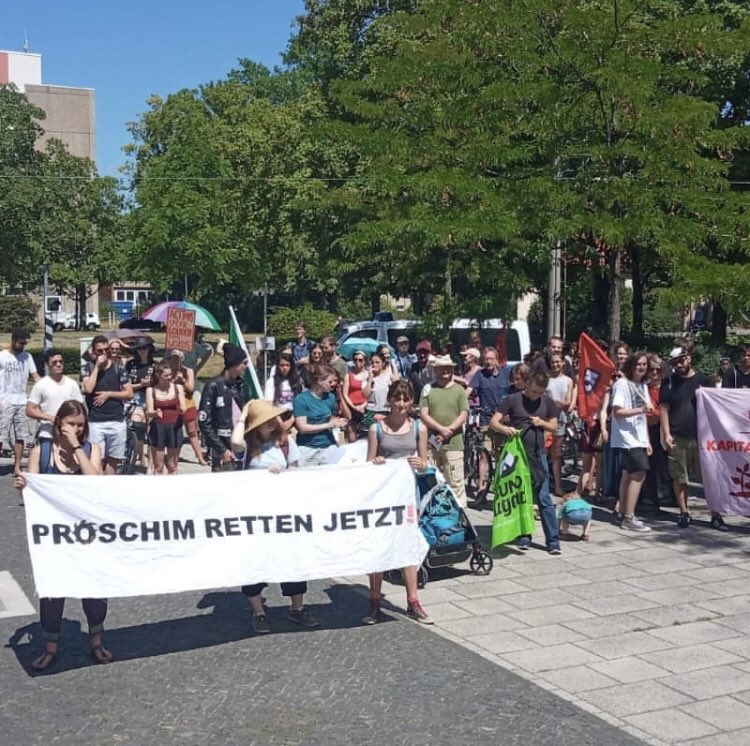 FFF_Cottbus's tweet photo. es war eine Tolle Demo, alle Erwartungen übertroffen 250 Teilnehmer*innen haben gezeigt: Die Lausitz kann mehr als Braunkohle!
#FridaysForFuture #cottbus https://t.co/OKtm5oJYWr