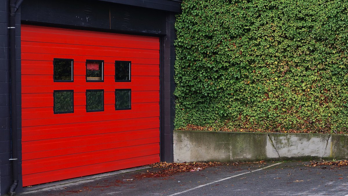 proliftdoors's tweet image. Your garage is the face of your home! Give it a lift with a brand new garage door. We are loving this pop of color. Comment what you think!
