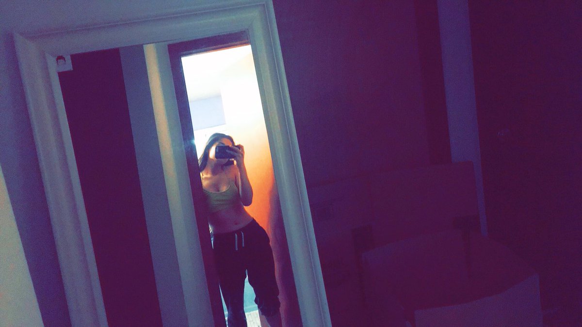 ItsMeliBebe's tweet photo. I need to start hitting the gym. 🙄 https://t.co/GCTp8KYk5H