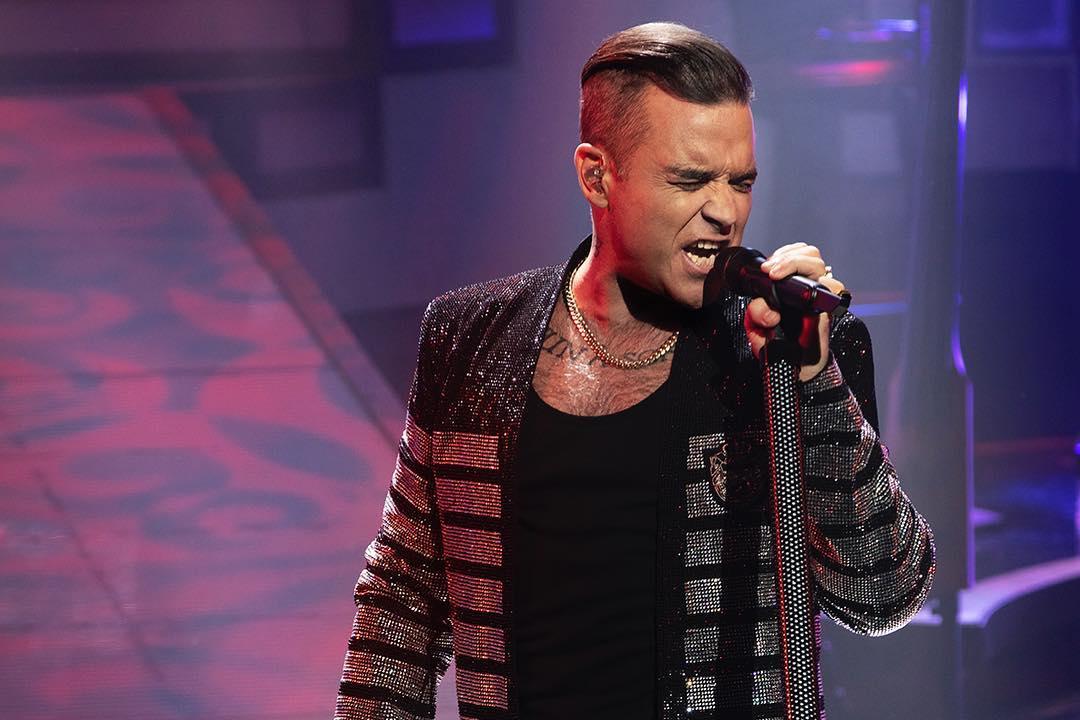 radiofanatica_'s tweet photo. "EYES ON THE HIGHAWAY" @robbiewilliams 

#RobbieDay

https://t.co/fJPoAfgkag | ❤️

You, me, #heading down the road now
In front of seven #billion souls now

Just keep your eyes on the #highway! https://t.co/hDMtXKQbJr