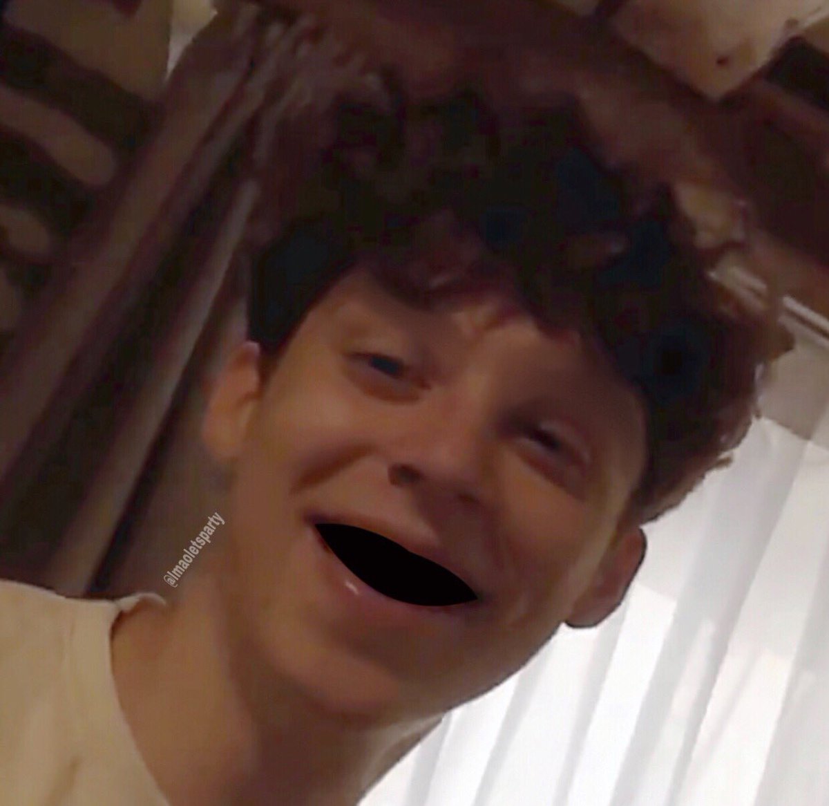 lmaoletsparty's tweet photo. IMAGINE you had an eyebrows and teeth transplant when you come out you can’t find jorge anywhere and you ask where is he and jorge comes out of a room and says “who do you fink gave you the eyebrowfs and teef, y/n” https://t.co/LGfPP9pWZe