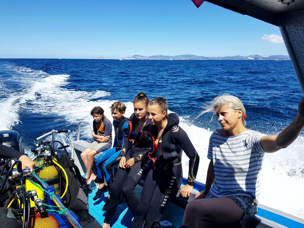Blue_Adventure's tweet photo. Inmersión con niños esta mañana.🌴🤙🏻🌊
#tryscuba #divessi #iamssi #tauchgang #plongéesousmarine #baptemes #buceo #formentera #baleares #spain #ssi_international #diving #kids #plongéeenfant @Blue_Adventure
Reservar en https://t.co/7CXC2YGdSI o llamando al +34 971321168 https://t.co/eTtzZNlNjn