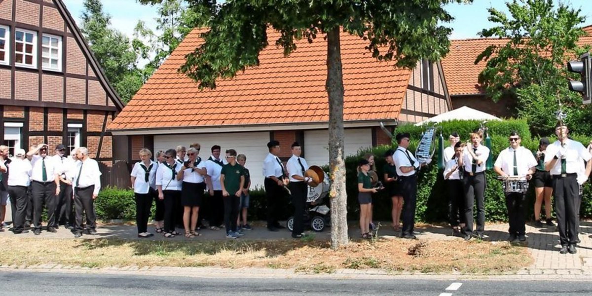 HAZ's tweet photo. Weil sie für ihren Schützenumzug keine Genehmigung bekamen, benannten die Engenser das Spektakel kurzerhand in Spaziergang um und liefen über die Gehwege. Mit einem Bußgeldbescheid müssen sie wohl trotzdem rechnen. [HAZ Plus] https://t.co/EHpftYONhc https://t.co/XzJ4lkMrBb