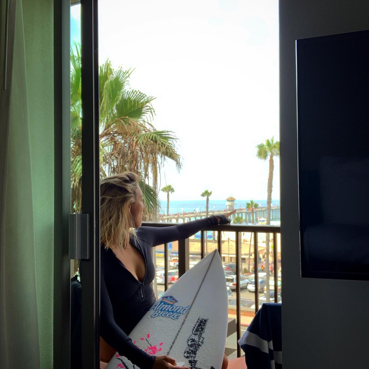 Sally_Fitz's tweet image. What a treat to be able to pick your peak to surf from the balcony🤙 Loving being back at Huntington with the @Kimpton #shorebreakresort team making it feel like home with the ultimate set up. Ready to rock n roll for the #USOpenOfSurfing