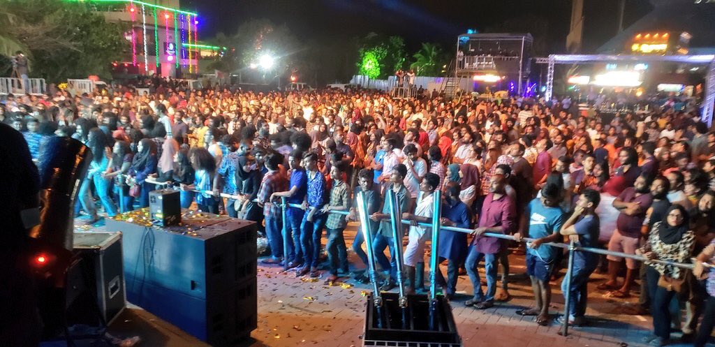 WaddeyAli's tweet photo. މުޅި ކާނިވާ ފުރި ބާރުވެއްޖެ.
ވަރަށް ވަރަށް ހަބޭސް ޒުވާނުން 👏👏👏👏👏

#HappeningNow 
ދިވެހި ފަންނާނުންގެ މިއުޒިކީ އީދު.
 
#DFME2019 
#Minivan54 🇲🇻 https://t.co/Yy1qpswsdC