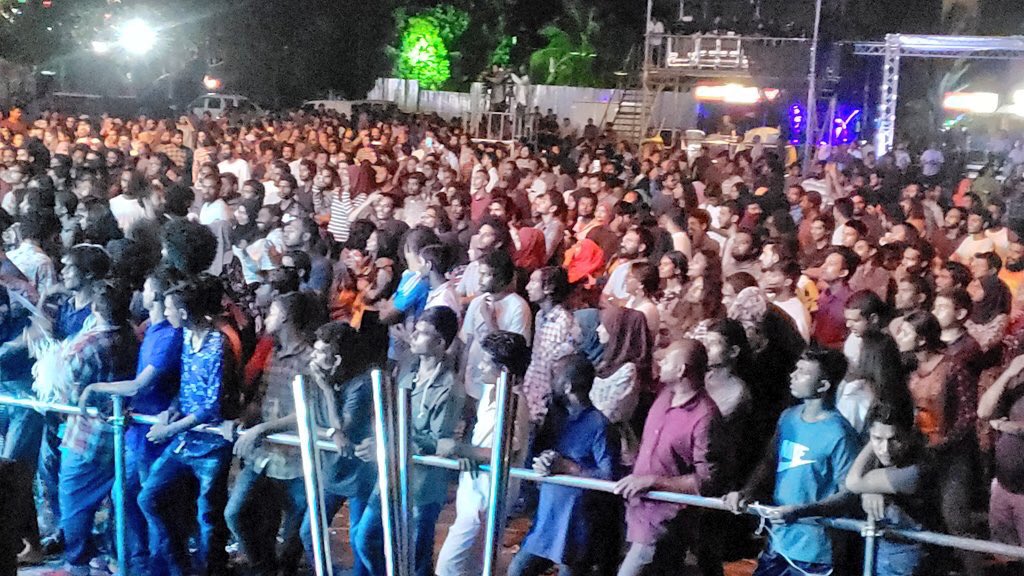WaddeyAli's tweet photo. މުޅި ކާނިވާ ފުރި ބާރުވެއްޖެ.
ވަރަށް ވަރަށް ހަބޭސް ޒުވާނުން 👏👏👏👏👏

#HappeningNow 
ދިވެހި ފަންނާނުންގެ މިއުޒިކީ އީދު.
 
#DFME2019 
#Minivan54 🇲🇻 https://t.co/Yy1qpswsdC