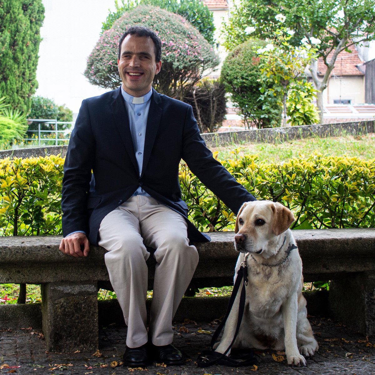 a_pbh's tweet photo. L'abbé Tiago Varanda (35 ans) est le premier aveugle ordonné prêtre au Portugal, le 15 juillet dernier pour le Diocèse de Braga.
Il vient de célébrer une première messe au sanctuaire de Fatima.
https://t.co/JtRZCoRSxj via @AleteiaEN #Primiz #Sacerdoce #Vocations #Handicap #Foi https://t.co/PCtx8IL8un