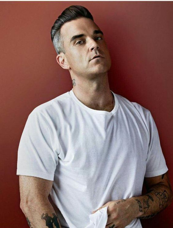 radiofanatica_'s tweet photo. "SURRENDER" @robbiewilliams 

#RobbieDay

https://t.co/fJPoAfgkag | ❤️

And I care #less if you don't understand
So when they'll send the #symphony

It will be #written just for me
The most #joyest melody! https://t.co/x3W89iW7Vg