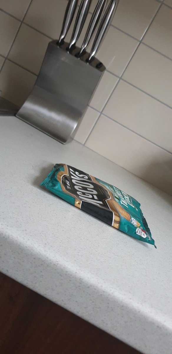 Seriously....an unopened bag of <a href="/McCoys/">McCoy's</a> crisps!!??? Thanks for my 4 crisps inside 😁🙌🏼🤨