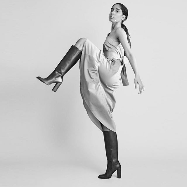 The Medusa B boot is now available to pre-order for September delivery. This 70’s inspired knee-high is a firm favourite, handmade in Spain from luxurious Italian vegan leather, featuring a vintage shape and block heel.
▫️
From a gorgeous editorial by @luxiders_magazine Phot…