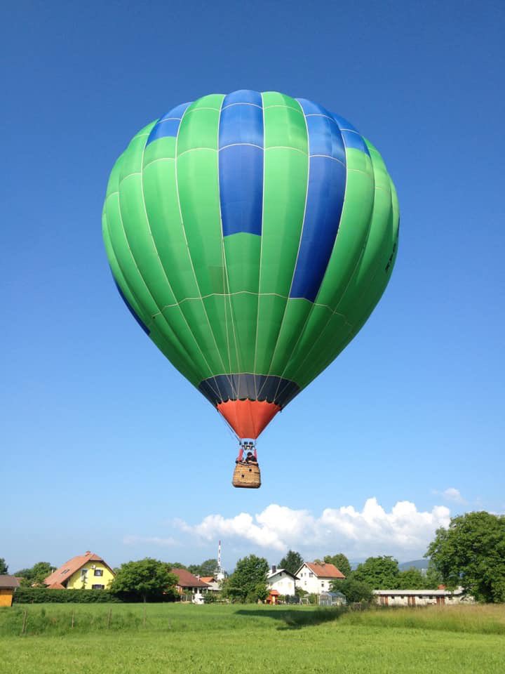 Odletjeti na tren u mislima daleko od svih potreba je svakog u životu baš kao što je ispred mog dvorišta sletio ovaj balon i na tren i mene poveo na put.