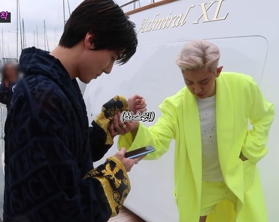 PopRockShawty's tweet image. #chanhun tweetfic
High school AU
Chanyeol stays over at his BFF Yifanโs home so often that he keeps a drawer of his clothes in Yifanโs room. Yifanโs little brother Sehun happens to have a habit of stealing his hyungโs clothes โ as well as a crush on Chanyeol.