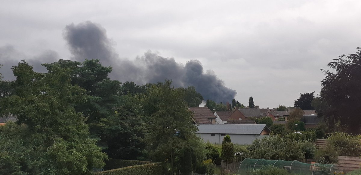 toproos's tweet photo. Veel rookontwikkeling bij de brand bij Fire up die trekt ook over Haaren. Aanmaakblokjesfabriek in brand... Ramen en deuren sluiten...  #brand #oisterwijk #omroepbrabant https://t.co/oaT7rOatt4