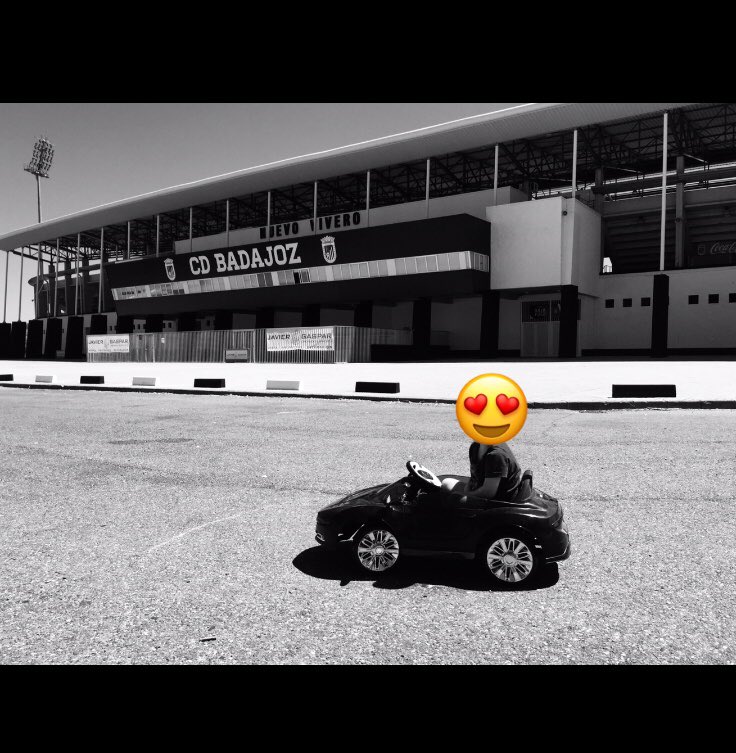 xyoda's tweet photo. No solo el “Tito Joaqui” va a vacilar de carro en “el templo” ⁦@CDBadajoz⁩ https://t.co/oLEQbzCCO2