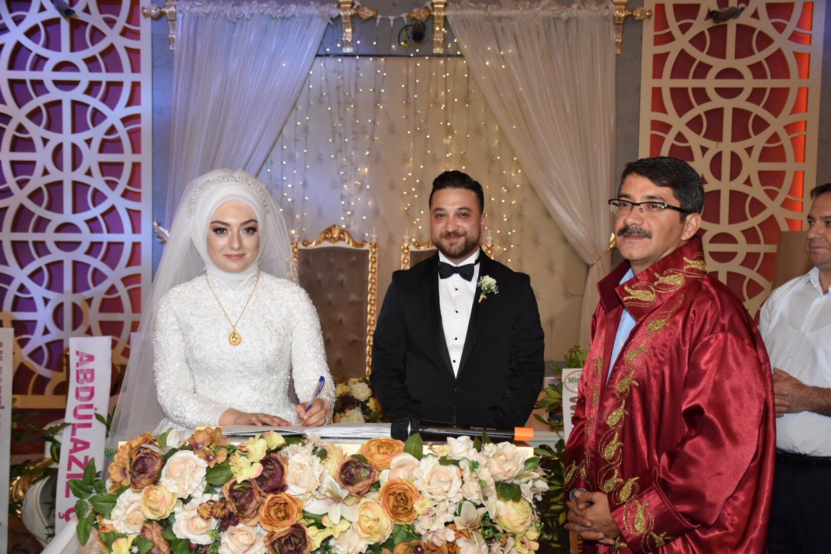 AK Parti Manisa Milletvekilimiz Murat Baybatur’un Danışmanı, dava arkadaşımız Sinan Kurt kardeşimiz ile Büşra Kaya kardeşimizin nikahını kıyarak mutluluklarına ortak olduk. Genç kardeşlerime ömür boyu mutluluklar dilerim.