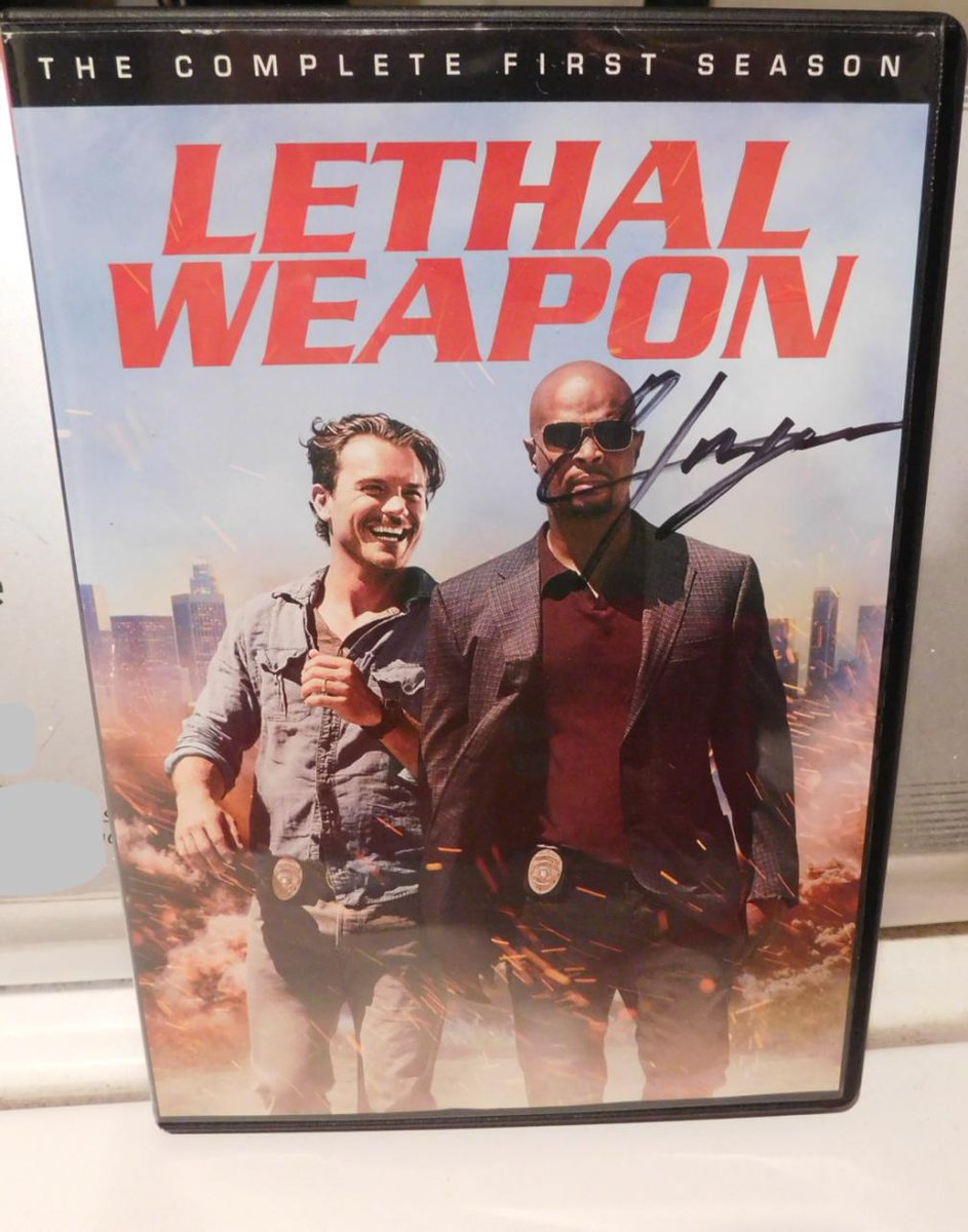 I just received my raffle prize from the last #ClayneDay. 🤩 So happy! Thank you very much @LWC_GypsyDancer for the cool prize, @teamclayne /gang for the fun games/activities and thank you @ClayneCrawford for signing it!💕 I just love where the signature is. 🤣😆 #TeamClayne