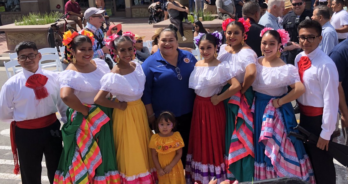 SantaAnaUSD's tweet photo. #SAUSD representing at today’s Street Breakfast recognizing the City’s 150th birthday! #sa150 #sausdproud #wearesausd #choosesausd https://t.co/1Artlarnhu