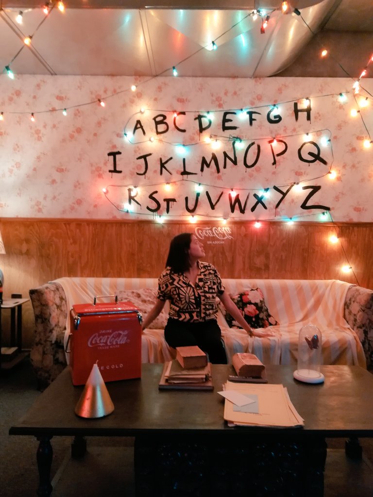 gabrielagrciaa's tweet photo. 🕹️🕹️🥤🍔🛸☢️
#StrangerThings #strangerooms #strangercocacola #levis https://t.co/62ilCs04Dn