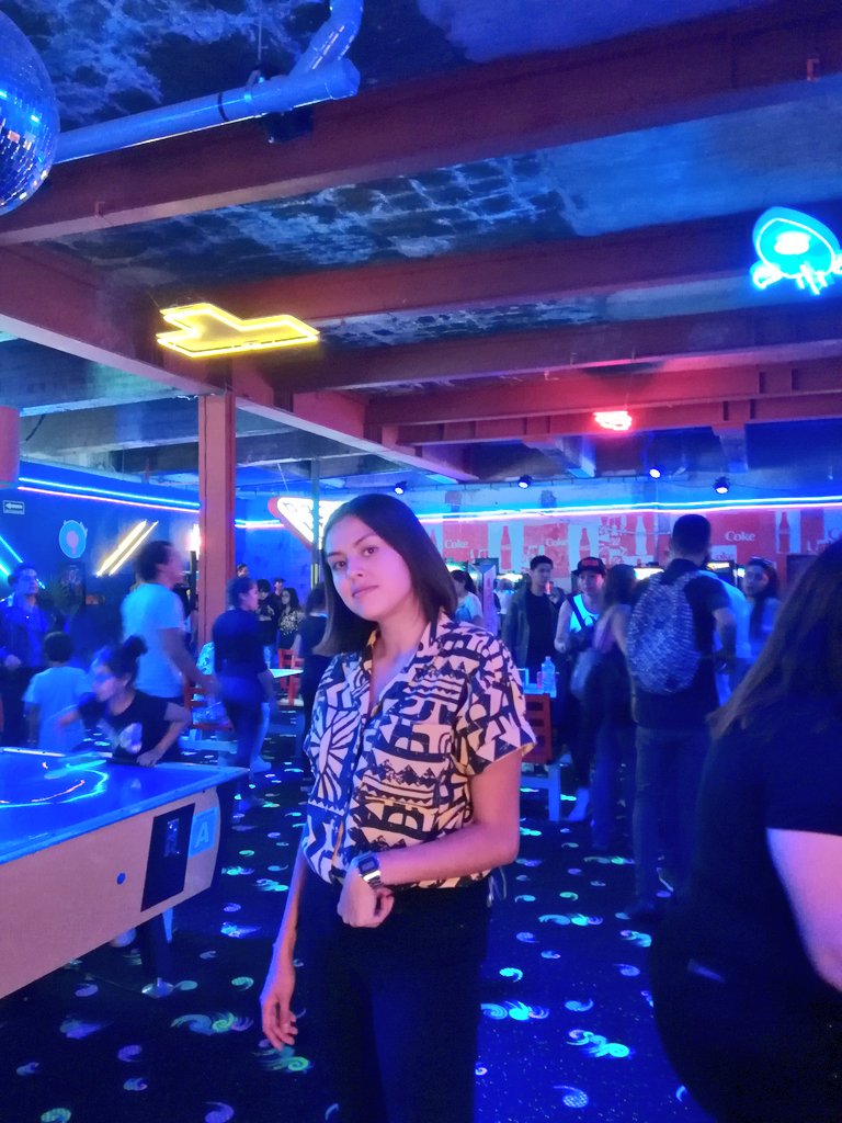 gabrielagrciaa's tweet photo. 🕹️🕹️🥤🍔🛸☢️
#StrangerThings #strangerooms #strangercocacola #levis https://t.co/62ilCs04Dn