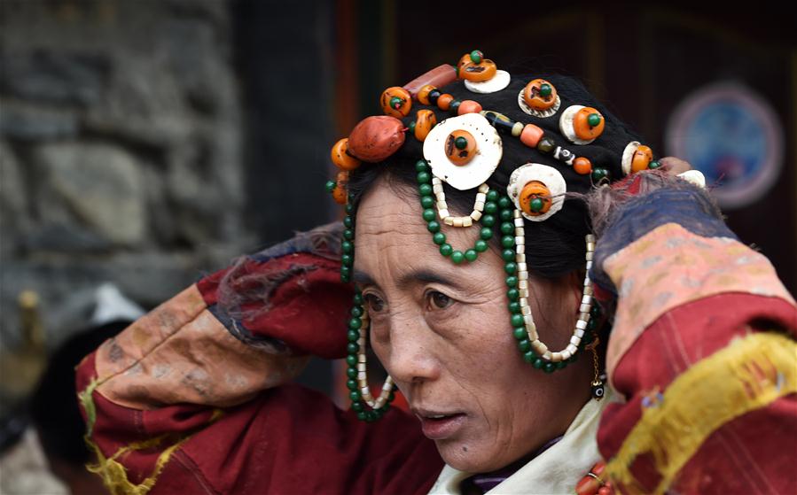 ChinaDaily's tweet photo. Burang clothes, traditional wearing in #Burang county of Ali, has a history of more than 1,000 years. One suit may weigh about 25 kilograms. https://t.co/ABAm8SEtHL